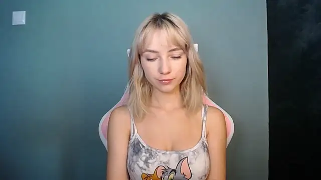 Snapshot of LuciaYoung chatting on June 20, 12:21 pm LuciaYoung online show from June 20, 12:21 pm