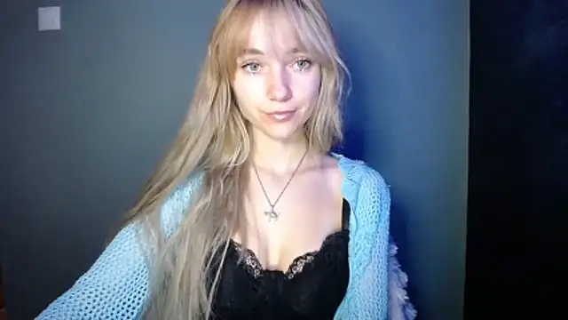 Snapshot of LuciaYoung chatting on November 15, 8:07 am LuciaYoung online show from November 15, 8:07 am