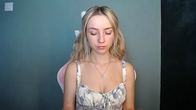 Snapshot of LuciaYoung chatting on July 8, 12:17 pm LuciaYoung online show from July 8, 12:17 pm
