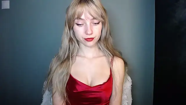 Snapshot of LuciaYoung chatting on November 23, 7:35 pm LuciaYoung online show from November 23, 7:35 pm