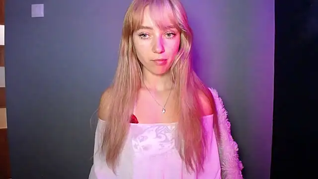 Snapshot of LuciaYoung chatting on September 23, 12:12 pm LuciaYoung online show from September 23, 12:12 pm