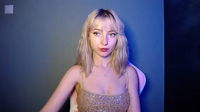 Snapshot of LuciaYoung chatting on July 5, 6:15 pm LuciaYoung online show from July 5, 6:15 pm