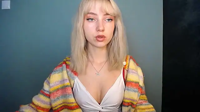 Snapshot of LuciaYoung chatting on July 6, 12:12 pm LuciaYoung online show from July 6, 12:12 pm