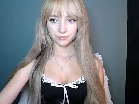 Snapshot of LuciaYoung chatting on October 29, 7:35 pm LuciaYoung online show from October 29, 7:35 pm