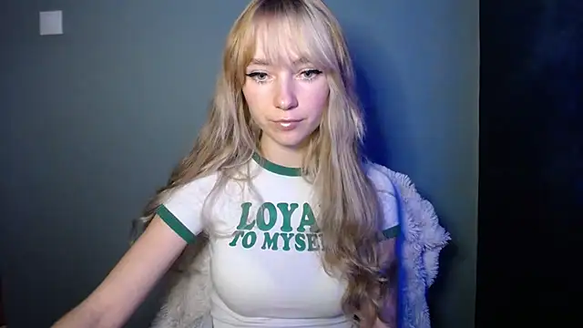 Snapshot of LuciaYoung chatting on November 16, 8:19 am LuciaYoung online show from November 16, 8:19 am