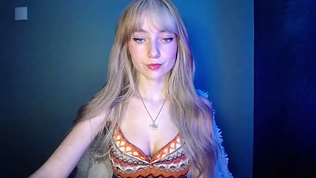 Snapshot of LuciaYoung chatting on November 9, 8:02 pm LuciaYoung online show from November 9, 8:02 pm