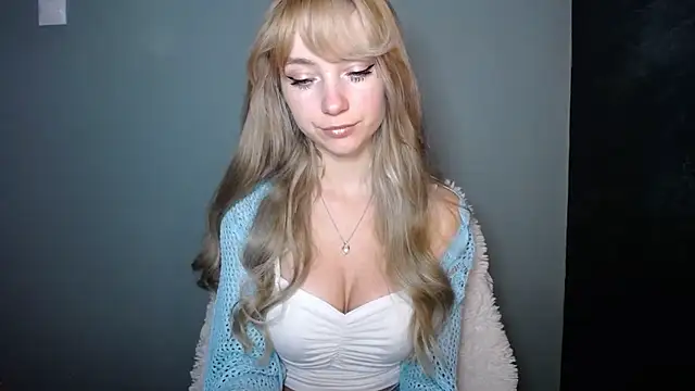 Snapshot of LuciaYoung chatting on October 31, 7:27 am LuciaYoung online show from October 31, 7:27 am