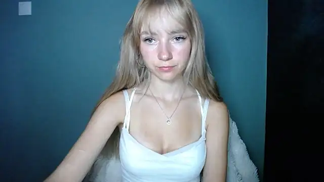 Snapshot of LuciaYoung chatting on September 13, 6:35 am LuciaYoung online show from September 13, 6:35 am