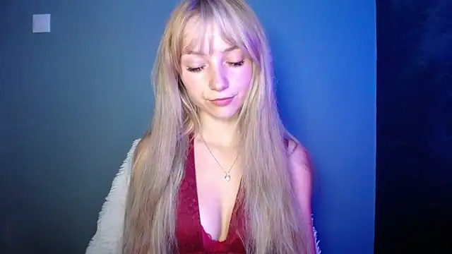 Snapshot of LuciaYoung chatting on September 15, 6:58 am LuciaYoung online show from September 15, 6:58 am