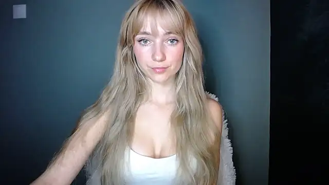 Snapshot of LuciaYoung chatting on November 7, 7:40 pm LuciaYoung online show from November 7, 7:40 pm