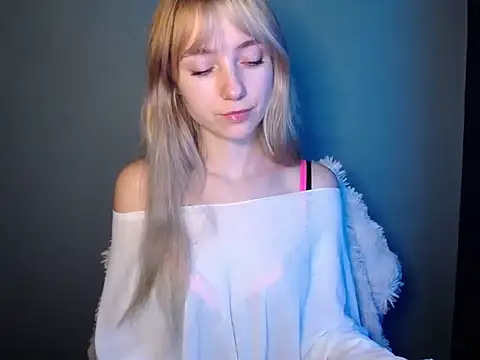 Snapshot of LuciaYoung chatting on November 22, 7:51 am LuciaYoung online show from November 22, 7:51 am