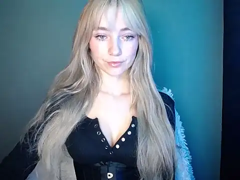 Snapshot of LuciaYoung chatting on November 13, 7:34 am LuciaYoung online show from November 13, 7:34 am