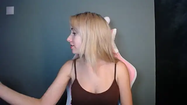 Snapshot of LuciaYoung chatting on June 21, 6:36 pm LuciaYoung online show from June 21, 6:36 pm