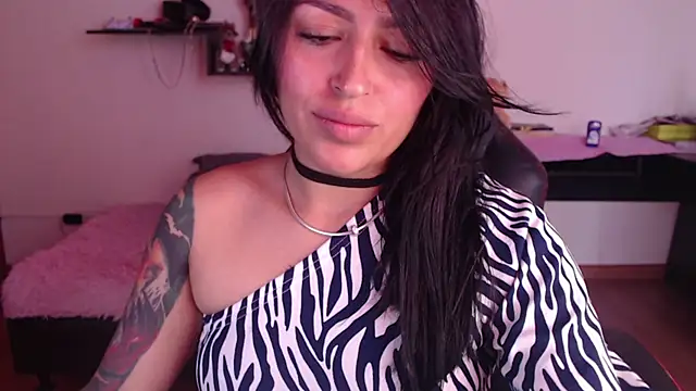 MissDennise online show from January 8, 4:22 pm