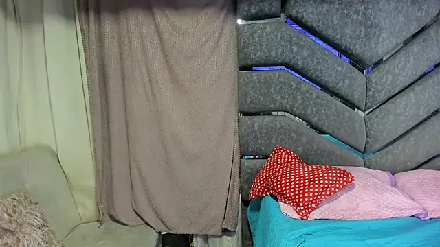 Latinos couples online show from January 14, 6:45 am