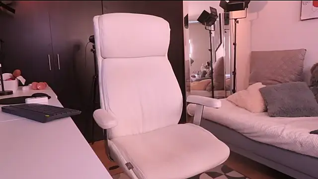 Anah s online show from December 14, 4:23 pm