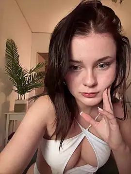 MaribelRiver online show from April 27, 7:45 pm