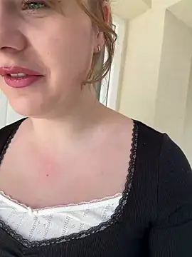 Snapshot of MaribelRiver chatting on March 22, 2:47 pm MaribelRiver online show from March 22, 2:47 pm