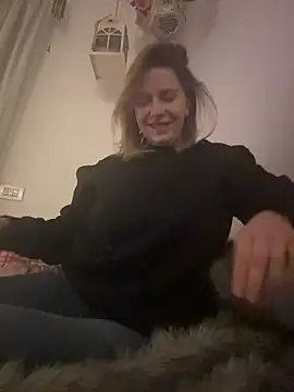 JulietteVolpeWyorika online show from December 1, 7:15 pm