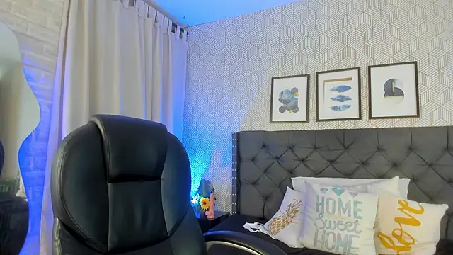 emma  smith1 online show from March 11, 4:40 pm