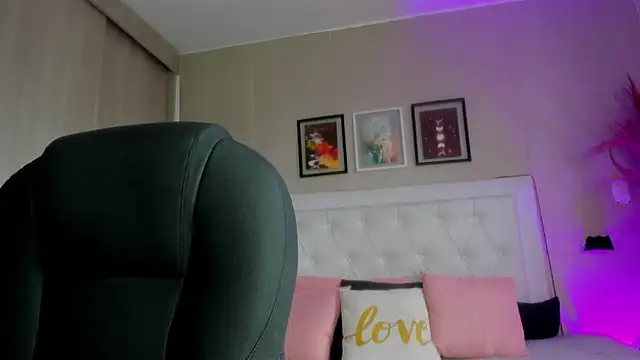 emma  smith1 online show from March 7, 12:32 pm