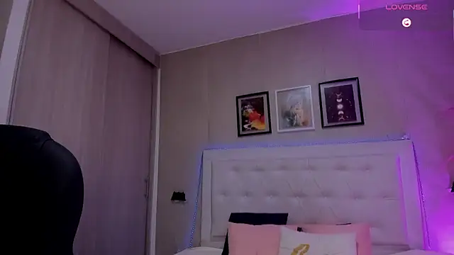 emma  smith1 online show from February 6, 10:55 am