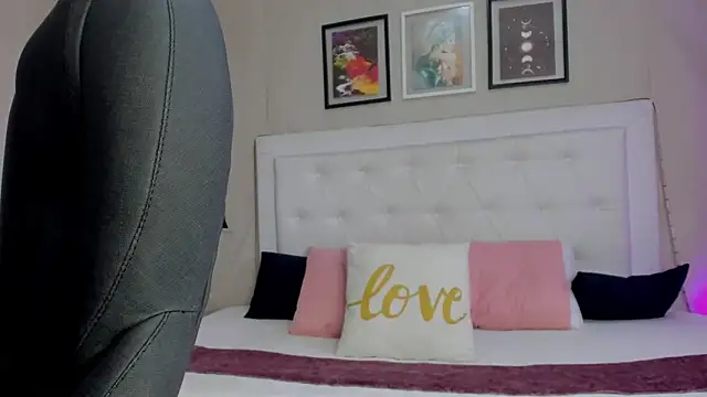 emma  smith1 online show from March 10, 11:47 am