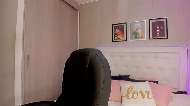 emma  smith1 online show from February 9, 12:03 pm