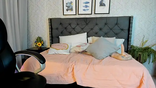 emma  smith1 online show from February 19, 6:32 pm