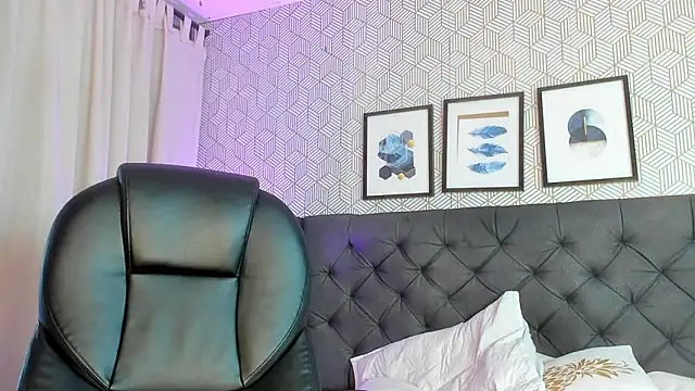 emma  smith1 online show from March 7, 7:05 pm