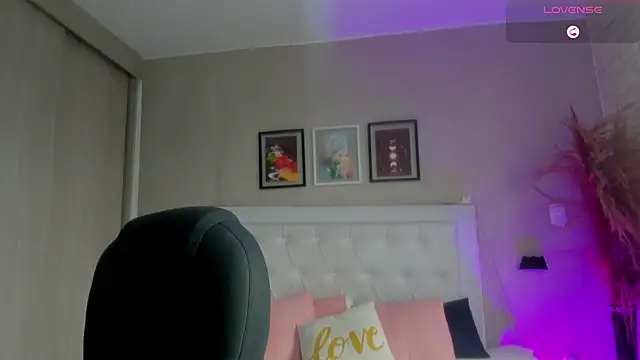 emma  smith1 online show from March 3, 2:35 pm