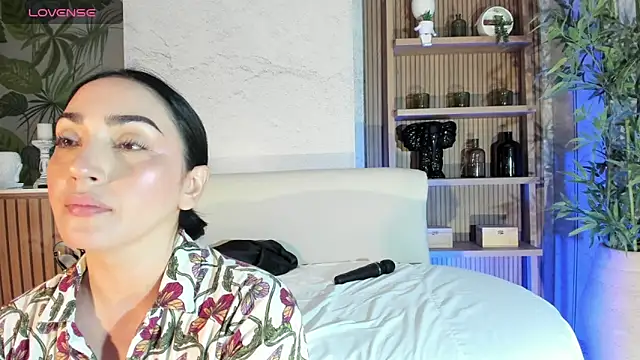 LIAH IZUMI online show from October 16, 1:08 pm