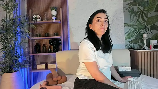 LIAH IZUMI online show from November 20, 1:23 pm