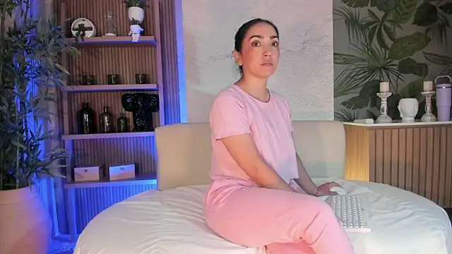 LIAH IZUMI online show from November 16, 1:05 pm