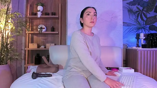 LIAH IZUMI online show from February 9, 12:58 pm