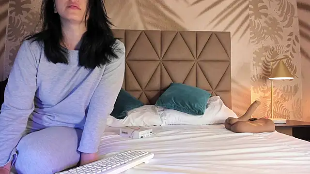 LIAH IZUMI online show from October 3, 10:50 am