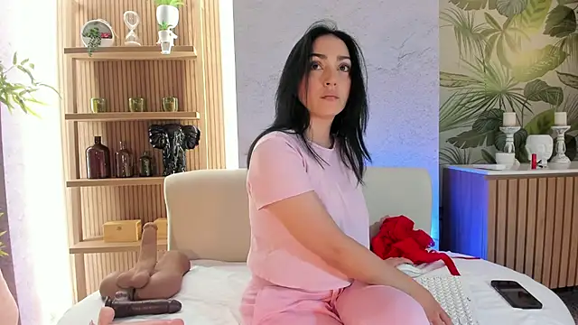 LIAH IZUMI online show from December 4, 1:10 pm