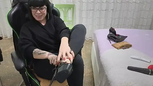   Nina online show from December 19, 1:13 pm