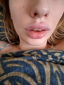 Snapshot of Elza_kom chatting on February 16, 8:13 am Elza kom online show from February 16, 8:13 am