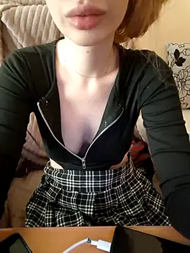 Snapshot of Elza_kom chatting on December 19, 6:27 am Elza kom online show from December 19, 6:27 am