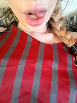 Snapshot of Elza_kom chatting on January 6, 8:29 am Elza kom online show from January 6, 8:29 am