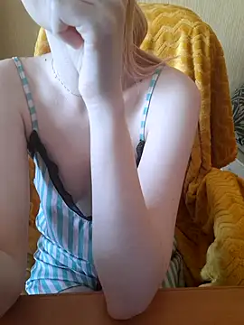 Snapshot of Elza_kom chatting on February 13, 4:01 am Elza kom online show from February 13, 4:01 am