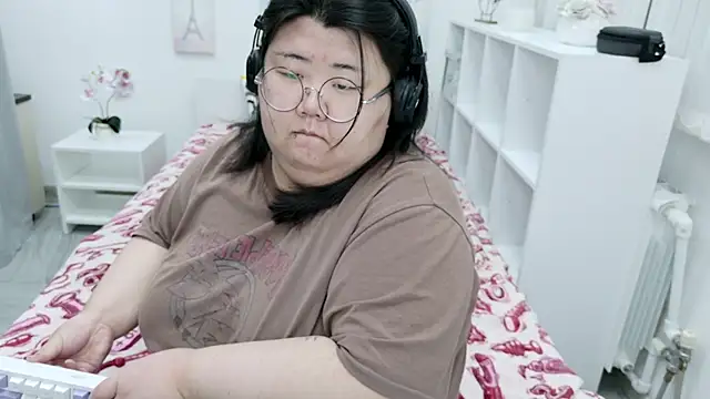 Snapshot of Nadine_asian chatting on February 19, 4:09 am Nadine asian online show from February 19, 4:09 am