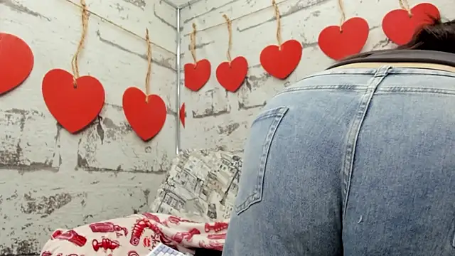 Snapshot of Nadine_asian chatting on February 5, 3:57 am Nadine asian online show from February 5, 3:57 am