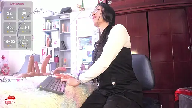 Rapunzeell  online show from April 1, 8:39 pm