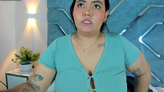 Snapshot of LucciaPorter chatting on June 30, 3:12 pm LucciaPorter online show from June 30, 3:12 pm
