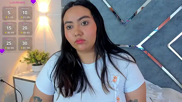 Snapshot of LucciaPorter chatting on June 23, 3:32 pm LucciaPorter online show from June 23, 3:32 pm