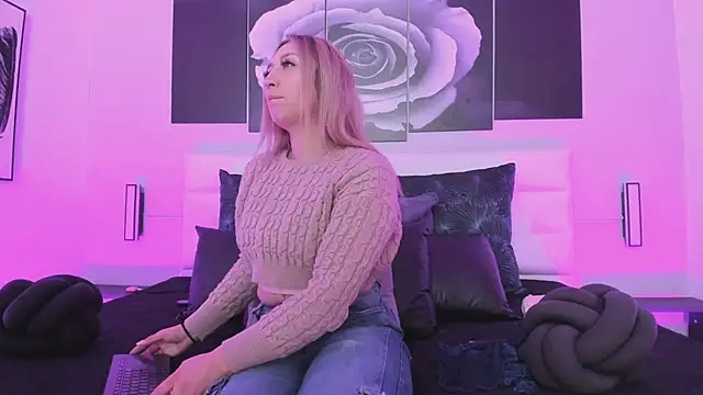 Snapshot of isabella_simons chatting on November 21, 2:32 am isabella simons online show from November 21, 2:32 am