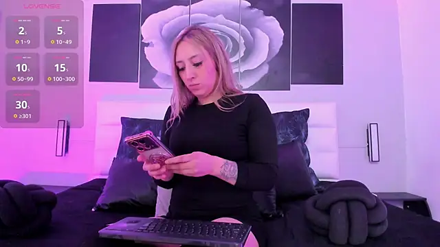 Snapshot of isabella_simons chatting on September 23, 3:24 am isabella simons online show from September 23, 3:24 am