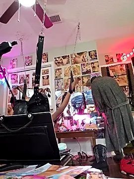 Snapshot of luvs2cumm69 chatting on February 21, 3:32 pm luvs2cumm69 online show from February 21, 3:32 pm